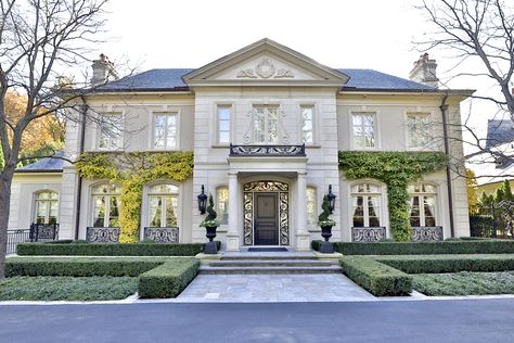 Mansion Exterior, Classical House, Houses Exterior, Mega Mansions, Front Landscaping, Beautiful Home Designs, Architecture Model Making, Luxury Garden, Luxury Estate