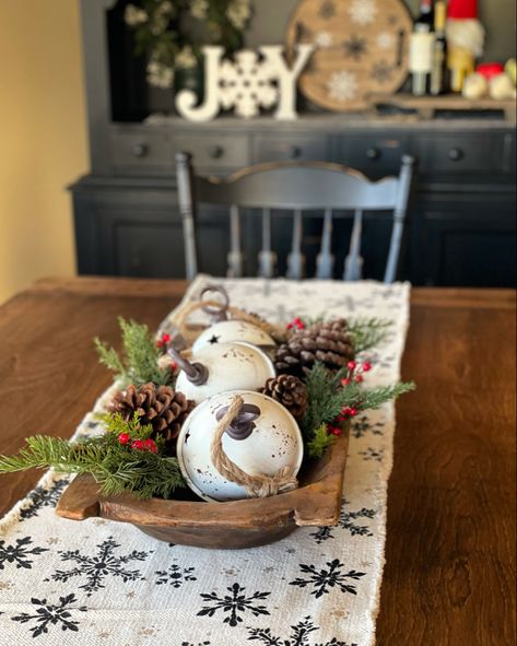 Wooden Bowls Decor Ideas Christmas, Wooden Bowl Christmas Decor, Christmas Dough Bowl Ideas, Dough Bowl Christmas Decor, Dough Bowl Christmas, Bowl Christmas Decor, Christmas Bowl Decorations, Wooden Bowls Centerpiece, Wooden Bowls Decor