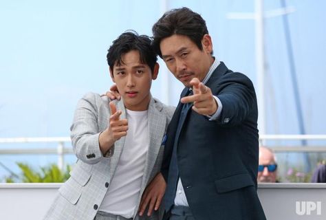 Yim Si-wan (L) and Sul Kyung-gu arrive at a photocall for the film "The Merciless" during the 70th annual Cannes International Film… Si Wan, Yim Siwan, The Merciless, Composition Ideas, Im Siwan, Cannes France, International Film Festival, Cannes Film Festival, Photo Reference