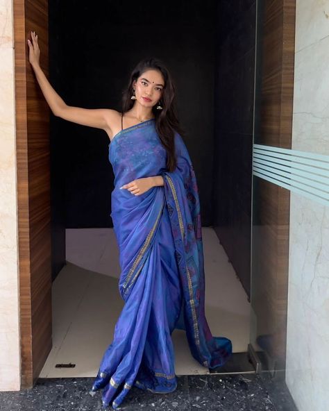 Anushka Sen post images in saree 💙 1/2 #AnushkaSen Anushka Sen In Saree, Anushka Sen Saree, Saree Sleeveless, Saree Model, Denim Refashion, Golden Saree, Saree Photos, Anushka Sen, Local Girls