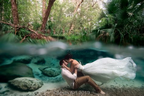 Underwater Wedding Pictures, Underwater Engagement Photos, Underwater Wedding Photography, Underwater Couple Photography, Kissing Underwater, 50th Photoshoot, Couple Underwater, Underwater Shoot, Mermaid Photoshoot