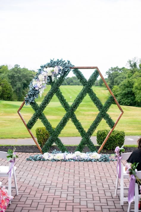 wedding backdrop installation geometric floral greenery Rustic Wedding Backdrops, Wedding Backdrop Design, Wedding Ceremony Backdrop, Event Backdrop, Beach Wedding Decorations, Wedding Stage Decorations, Backdrop Design, Photo Booth Backdrop, Ceremony Backdrop