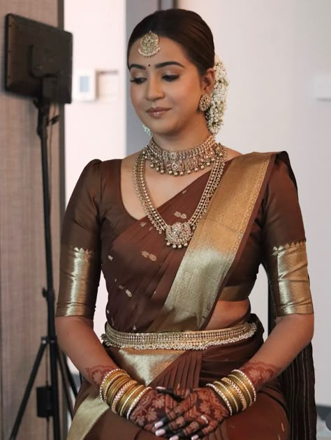 Brown Silk Blouse Design, Bridal Saree Colours, Brown Bridal Saree, Brown Wedding Saree, Coffee Brown Saree Combination Blouse, Reception Sarees South Indian, Dusky Skin Saree Look, South Indian Jewellery Traditional, Gold Colour Saree