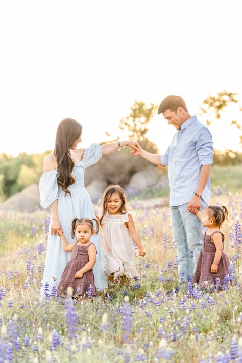 Family Pictures In Flower Field, Family Of 5 Spring Picture Ideas, Light Purple Family Pictures Outfits, Family Of 4 Spring Photos, Easter Family Photoshoot Ideas, Family Outfits For Photoshoot, Bluebonnet Family Photos What To Wear, Family Pictures In Cotton Field, Family Photos In Wildflowers