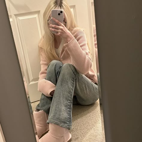 Uggs Cute Outfit, Uggs Pink Outfit, Baby Pink Winter Outfits, Coquette Outfit Inspo Winter, School Pink Outfits, Coquette Trousers Outfit, Pink Slippers Outfit, Pink Ugh Outfits, Pink Winter Fits