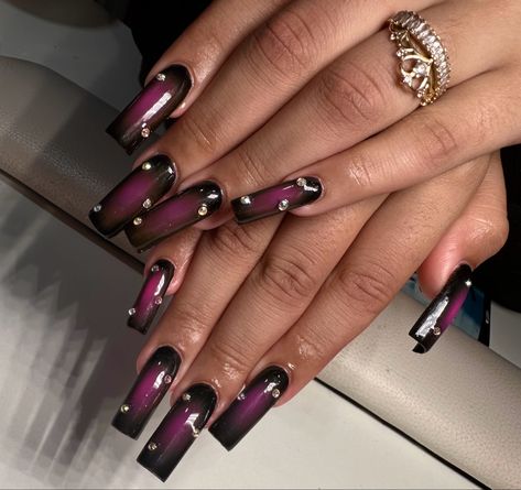 Black And Pink Airbrush Nails, Aura Nails With Rhinestones, Purple And Black Aura Nails, Black And Magenta Nails, Purple Nails With Jewels, Black And Pink Aura Nails, All Black Nails With Rhinestones, Aura Nails With Gems, Aura Nails Black