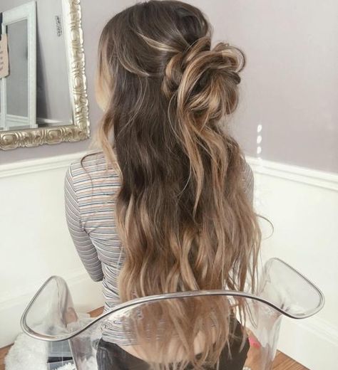 How to Style Long Hair. Messy bun tutorial Prom Hair Updo, Luxy Hair, Simple Prom Hair, Peinados Fáciles Para Cabello Corto, Hair Blog, Trending Hairstyles, Prom Hairstyles, Ash Blonde, Long Hairstyles