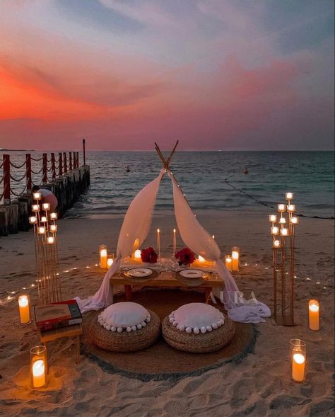 Beach Romantic Date, Dinner On The Beach Ideas, Beach Picnic Proposal Ideas, Beach Date Setup, Date Places Romantic, Proposal Picnic Ideas, Beach Proposal Setup, Proposal Set Up Ideas, Beach Proposal Ideas