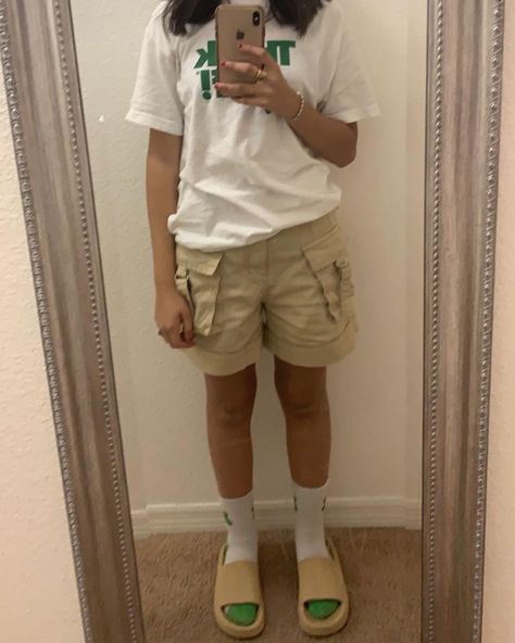 What To Wear With Cargo Shorts, Big Cargo Shorts Outfit, Beige Cargo Shorts Outfit, Khaki Shorts Outfit Aesthetic, Khaki Shorts Outfit Women, Shorts And Tshirt Outfits, Cargo Shorts Outfits Women, Khaki Shorts Outfit, Streetwear Baddie