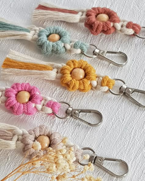 ••❁ n e w ❁•• Macrame Daisy Flower Keychain 🌼 #handmadewithlove #ipegmacrame #ipeg__ #macrame #macramekeychain #macramedaisy #macramedaisykeychain #macramekeychain #macramemothersdaygift #daisy #daisyflower #handmade #macramehandmade #macramegift #macrameflower #makrome #makromeanahtarlık #papatyamakrome #makromecicek #anahtarliktasarim #elisi #hobi #makromesanatı #daisymacrame #keychaindesign #craft #macrameart Handmade Keyrings Diy, Summer Macrame Ideas, Flower Macrame Keychain, Macrame Keychain Diy, Macrame Daisy, Paracord Bracelet Designs, Keychain Macrame, Pola Macrame, Macrame Flower