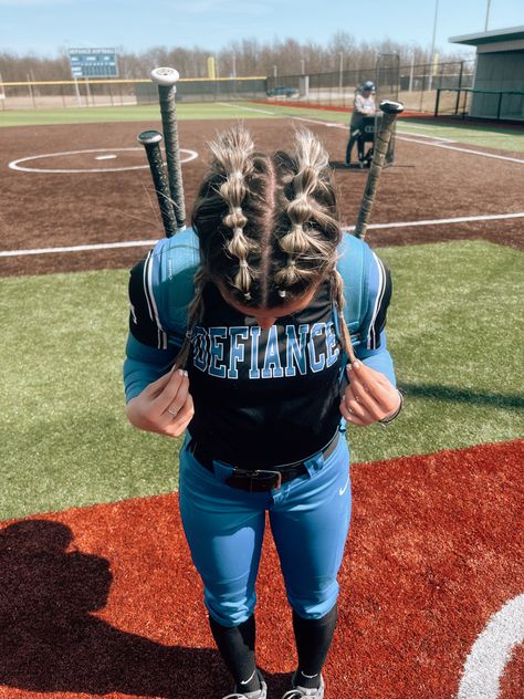 Softball Hairstyles For Picture Day, Game Day Hairstyles Field Hockey, Softball Game Day, Game Day Hairstyles Volleyball Short Hair, Hair Ideas For Softball Games, Soft Ball Hairstyles, Baseball Game Hair, Feild Hockey Hair Ideas, Softball Game Day Hair