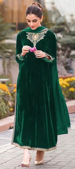 Green color Salwar Kameez in Velvet fabric with Embroidered, Thread, Zari work Pakistani Velvet Suits Party Wear, Velvet Kameez, Pakistani Velvet Suits, Velvet Bottoms, Velvet Suit Design, Party Wear Salwar Kameez, Party Wear Salwar, Pakistani Suit, Dress Salwar Kameez