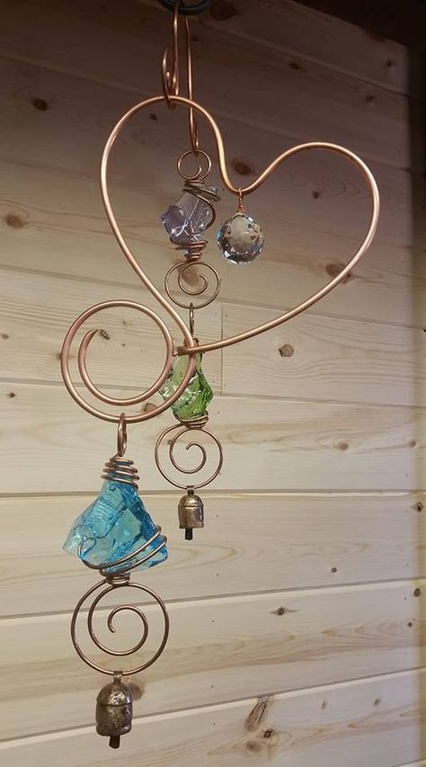 Diy Wire Hangers Ideas, Metal Hanger Crafts Diy, Handmade Wind Chimes Crafts, Wire Crafts Easy, Black Metal Decor, Things To Do With Beads, Wire Hanger Crafts, Steel Decor, Carillons Diy