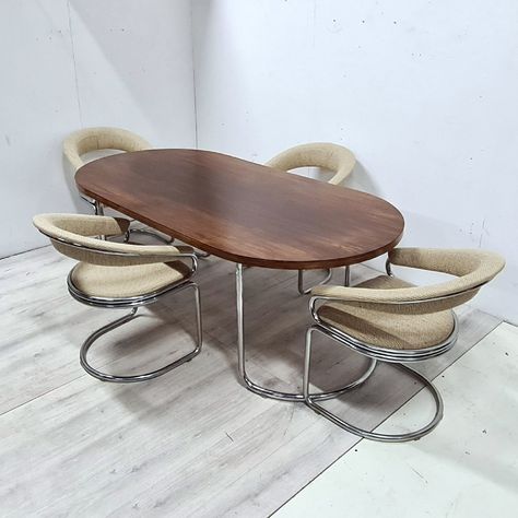 Space Age Dining Room, Space Age Dining Table, Retro Dinner Table, Space Age Aesthetic Interior, Modern White Dining Table, Pop Furniture, Modern Dinner Table, Retro Dining Table, Retro Dining Rooms