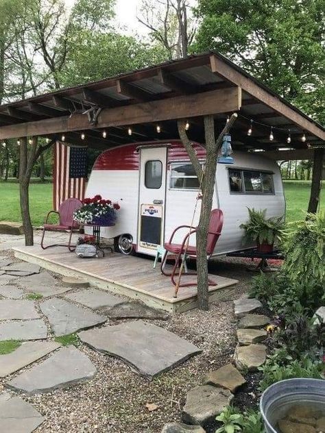 Trailer Outside Decorating Ideas, Camper In Backyard, Camper Guest House Backyards, Backyard Camper Guest House, Camper Airbnb Ideas, Rv Yard Ideas, Camper Canopy Ideas, Camper Yard Ideas, Camper Patio Ideas