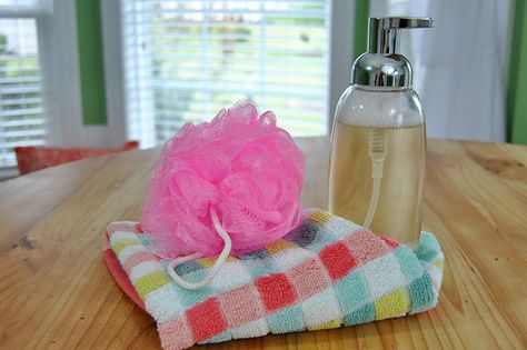 Use this DIY foaming body wash recipe to make your own natural skincare wash and save money, too! Easy Diy Body Wash, Natural Facial Hair Removal, Aloe Vera Body Wash, Body Wash Recipe, Diy Body Wash, Homemade Body Wash, Coconut Body Scrubs, Lipsense Lip Colors, Best Body Wash