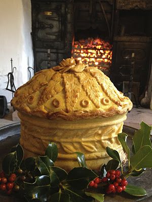 A Christmas Pie with a filling of boned turkey, goose, fowl., duck, partridge and pigeon Victorian Wedding Cakes, Christmas Beef, Wedding Cake Ornament, Medieval Recipes, Christmas Pie, English Christmas, Food History, Recipes Dessert, Christmas Goodies