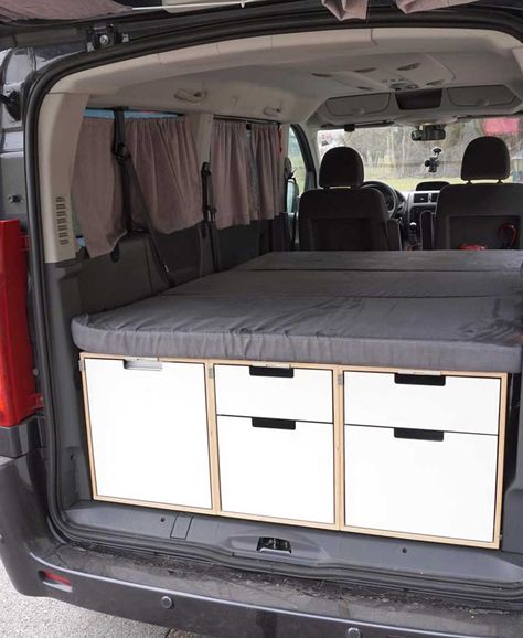 Du möchtest deinen VW Bus ausbauen? Hier findest du die besten Ideen für Stauraum, Bett und Anleitungen um deinen T2, T3, T4, T5 oder LT bzw. Crafter zu einem Campingbus auszubauen. Verwandle deinen Bulli in einen coole Campervan und steig ein ins Vanlife.  #vanlife #vw #campingbus #bulli #ausbau #diy #bett #stauraum #anleitung #campingbus #campervan Kangoo Camper, Minivan Camping, Airstream Campers, Camper Organization, Camper Hacks, Camper Storage, Vw Bus Camper, Van Life Diy, Car Camper