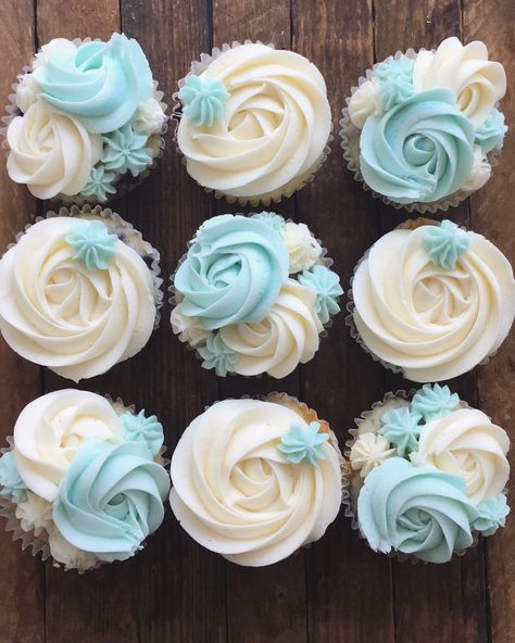 Sky Blue Cupcakes, Frosted Cupcakes Designs, Cup Cakes For Boys, Wedding Cupcakes Ideas Simple Blue, Blue Cupcake Decorating Ideas, Light Blue Cupcakes Birthday, Blue Cupcakes Decoration, Cupcakes Decoration For Wedding, Easy Cupcake Design