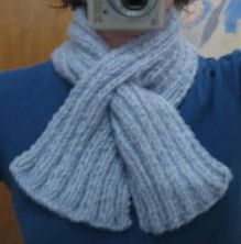 Easy Scarf Knitting Patterns, Keyhole Scarf, Crochet Scarf For Beginners, Beginner Knit Scarf, Knitting Scarves, Trendy Knitting, Knitting Scarf, Knitting Patterns Free Sweater, Knitting Patterns Free Scarf