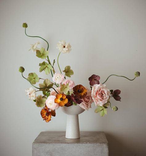 Wedding • Instagram Abstract Wedding Flowers, Abstract Wedding Florals, Sculptural Bridal Bouquet, Artistic Flower Arrangements, Artistic Floral Arrangements, Organic Floral Arrangements, November Flowers In Season, Unique Wedding Florals, Minimalist Floral Arrangements