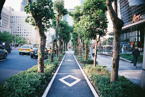 A good town needs safe separated bike lanes. Streetscape Design, New Urbanism, Urban Design Plan, Pedestrian Street, Urban Bike, Bike Lane, Landscape And Urbanism, Urban Park, Urban Furniture