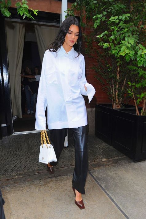 Kendall Jenner Wore the Expensive-Looking Trend Worth Ditching Your Jeans For Oversized White Shirt Outfit, Kenny Jenner, Style Kendall Jenner, Nyfw Outfits, Kendall Jenner Street Style, Oversized White Shirt, White Shirt Outfits, Leather Trend, Revealing Dress