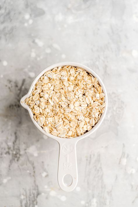 1 cup of rolled oats in a white measuring cup for making oat milk. Healthy Milk Recipes, Make Oat Milk, Homemade Oat Milk, Cookie Photography, Oat Milk Recipe, Berry Oatmeal, How To Make Oats, Chocolate Photos, Oatmeal Cake