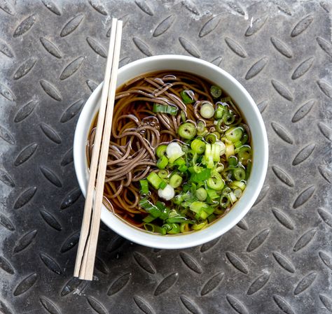 Toshikoshi Soba ~ Japanese New Year Soba! Add Tempura Shrimp on top (one per bowl) Toshikoshi Soba, Japanese Noodle Dish, Tempura Shrimp, Low Calorie Lunches, Dessert Pasta, New Years Dinner, Traditions Around The World, Japanese New Year, Japanese Noodles