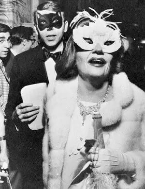 Truman Capote's Black And White Ball - ReelRundown Black And White Ball, Tallulah Bankhead, Lee Radziwill, Black And White People, Masked Ball, Truman Capote, Famous Black, Katharine Hepburn, Masked Man