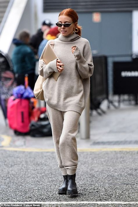 Style Queen: Stacey Dooley cut a chic figure as left her Birmingham hotel ahead of the fir... Stacy Dooley Style, Stacey Dooley Style, Stacy Dooley, Ginger Outfits, Emily Head, Stacey Dooley, Minimal Street Style, Mum Fashion, Birmingham England