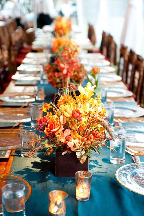 #Manteles azules y #arreglos florales en tonos #otoño, una combinación atrevida pero coordinada para una mesa de boda vintage y única, perfecta para @innovias! Orange Wedding Colors, Teal Bridesmaid, Teal Bridesmaid Dresses, Tafel Decor, Fall Wedding Centerpieces, Teal Wedding, Table Runners Wedding, Orange Wedding, Fall Wedding Colors