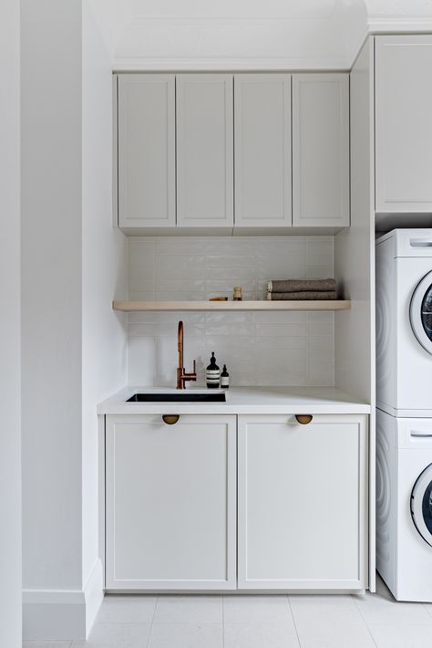 Scandinavian Laundry Room, White Laundry Room, Sleek Kitchen Design, Organization Laundry, Hidden Laundry, Closet Laundry, Laundry Room Flooring, Laundry Cabinets, White Laundry