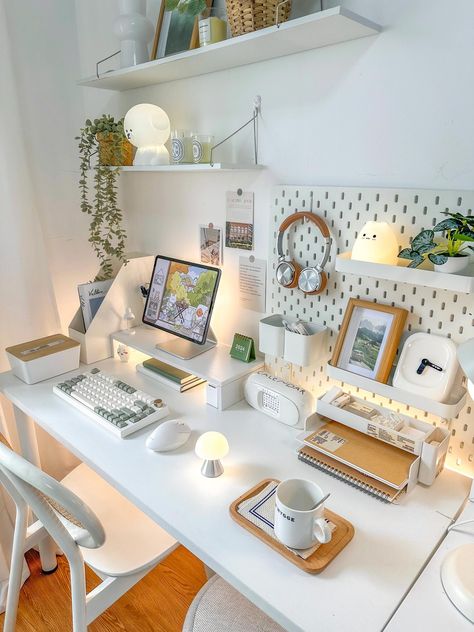 Gaming And Study Desk Setup, Gaming Desk Ideas Small Spaces, Office Ideas Women Work Spaces, Cute Laptop Desk Setup, Laptop Desk Set Up, Clean Desk Ideas, Office Desk Setup Workspace Inspiration, Desk Laptop Setup, Clean Office Aesthetic