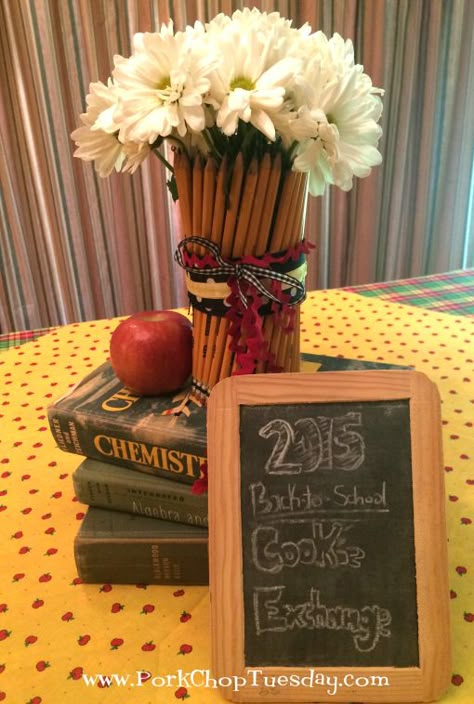 School Theme Centerpieces, Back To School Table Decor, Teacher Centerpieces Table Decorations, School Centerpieces Table Decorations, Teacher Centerpieces, Back To School Centerpieces, Academic Centerpieces, Books As Centerpieces Decoration, Centerpieces Books