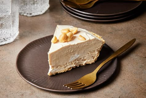 No-Bake Peanut Butter Pie Is the Easy Summer Dessert Everyone Will Love Frozen Peanut Butter Pie, No Bake Peanut Butter Pie, Frozen Peanut Butter, Old Fashioned Bread Pudding, Banana Split Cake, Easy Summer Dessert, Butter Desserts, Pie Ice Cream, Simple Desserts