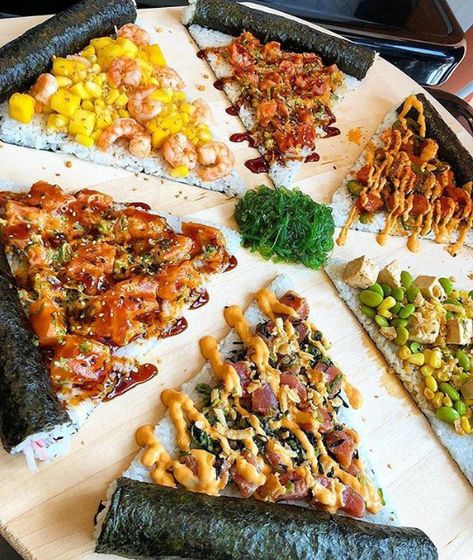 Sushi pizza Sushi Pizza, Sushi Recipes Homemade, Meat Diet, Salmon Dishes, Sushi Recipes, Picnic Foods, Food Goals, Food Obsession, Cooking Dinner