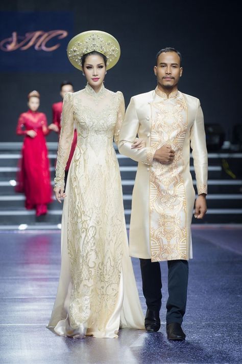 Ao Dai Wedding Couple, Viet Wedding, Traditional Vietnamese Clothing, Tea Ceremony Wedding, Vietnamese Wedding Dress, Vietnamese Clothing, Wedding Outfits For Groom, Vietnamese Wedding, Secret Garden Wedding