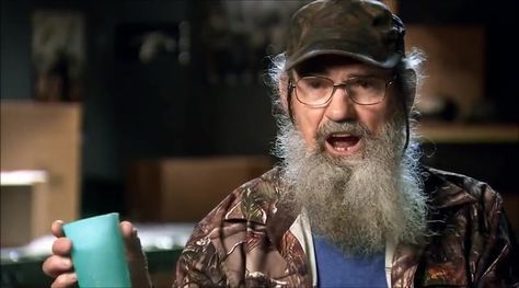 Uncle Si from Duck Dynasty always has priceless words of wisdom to share…. and this might be his best yet!Watch Si give his hilarious tips on how to enjoy life. Jug Fishing, Phil Robertson, Robertson Family, Duck Commander, Duck Calls, Operation Christmas Child, Last Minute Halloween Costumes, Duck Dynasty, Futurama