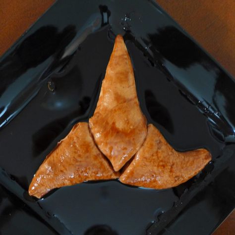 Star Trek Week: Klingon Blood Orange Pull Apart Bread - Kitchen Overlord Pull Apart Breads, Kitchen Overlord, Nerdy Food, Alien Facehugger, Star Trek Birthday, Star Trek Party, Star Trek Day, Star Trek Wedding, Klingon Empire