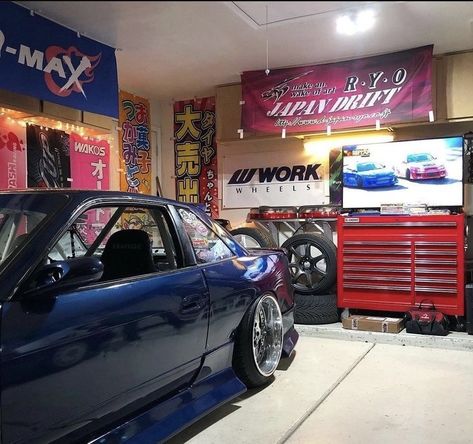 Jdm Garage House, Tuner Garage, Guy Room Ideas, Jdm Garage, Mechanics Aesthetic, Mechanic Life, Underground Garage, Garage Furniture, Garage Interior