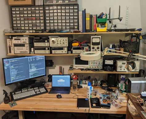 My electronics bench - Imgur Computer Workshop Design, Electronic Engineering Aesthetic, Engineering Workshop Ideas, Hobby Desk Work Stations, Electronic Workshop, Home Laboratory, Electronics Workbench, Electronics Workspace, Electronics Lab Workbenches