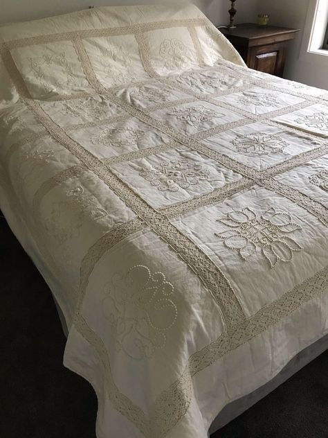 Bedsheets Designs, Candlewicking Quilts, Crochet Bedsheets, Candlewicking Embroidery, Bed Cover Design, Designer Bed Sheets, Crochet Bedspread Pattern, Luxury Bed Sheets, Stylish Crochet