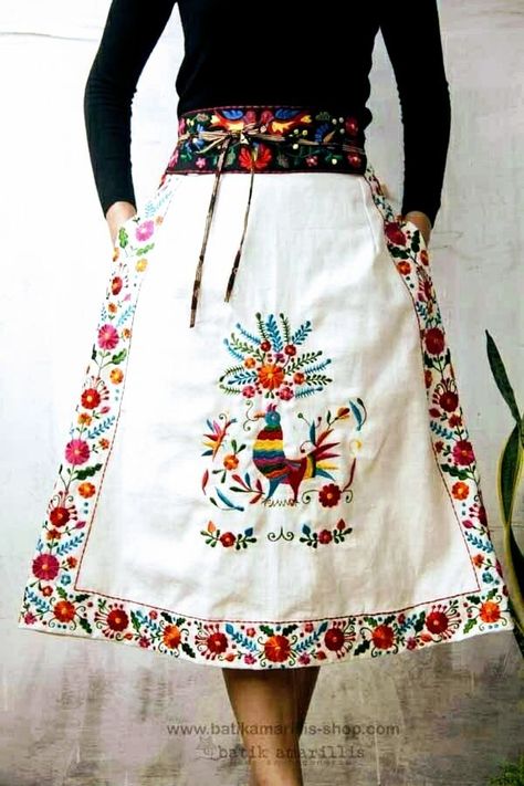 Mexican Fashion, Mexican Embroidery, Folk Embroidery, Mexican Dresses, Skirt Maxi, Embroidery Jewelry, Embroidered Clothes, Embroidery Inspiration, Embroidery Dress