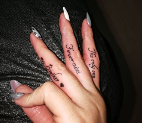 Words On Fingers Tattoo, Name Tattoo In Finger, Finger Name Tattoos, Name Tattoo Finger, Finger Name Tattoo, Name Finger Tattoo, Animal Design Tattoo, Arrow Tattoos For Women, Cute Finger Tattoos