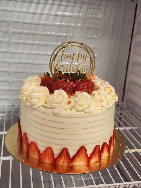 White And Strawberry Cake, Tres Leches Cake Design Ideas, White Birthday Cake With Strawberries, Simple Cake With Strawberries On Top, Simple Strawberry Cake Decoration, Cake Ideas With Strawberries, White Cake With Fruit On Top, Classy Cake Ideas, Birthday Cake With Strawberries On Top