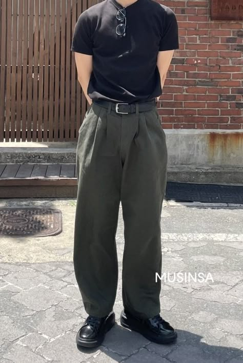 black shoes, green pants, black belt, black shirt, outfit ideas, baggy clothes, outfit inspo, fashion Outfit Ideas Baggy Clothes, Black Shirt Outfit Ideas, Black Baggy Pants Outfit, Black And Green Outfit, Black Belt Outfit, Outfit Ideas Baggy, Black Shirt Outfit, Baggy Pants For Men, Style Baggy Pants