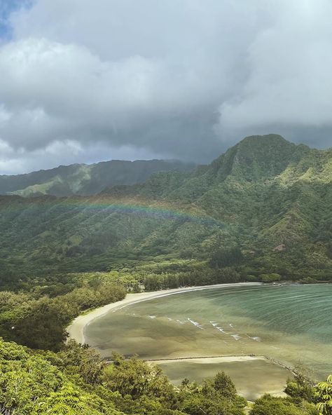 A small  but colorful rainbow seen from a viewpoint on the crouching lion hike in Oahu, Hawaii with the mountains and the ocean in the background Crouching Lion Hike Oahu, North Shore Hawaii Oahu, Summer In Hawaii Aesthetic, Oahu Hawaii Beaches, Hawaii Lockscreen, Hawaii Vacation Aesthetic, Honolulu Hawaii Aesthetic, Hapuna Beach Hawaii, Oahu Hawaii Aesthetic