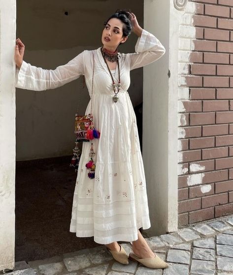 Dress To Wear In Jaipur, Dresses To Wear In Udaipur Trip, Dress To Wear In Udaipur, Dresses To Wear In Rajasthan Trip, Over The Top Fashion, Jaipur Outfits Ideas Aesthetic, Outfit Ideas For Udaipur Trip, Rann Of Kutch Outfit Ideas, Indian Boho Fashion Outfits