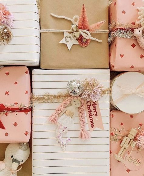 Pink Presents Christmas, Whimsical Gift Wrapping Ideas, Boho Wrapping Paper, Christmas Package Toppers, Pink Christmas Gift Wrapping, Whimsical Christmas Wrapping, Christmas Wrapping Ideas Pink, Pink Christmas Wrapping Ideas, Pink Wrapping Paper Christmas